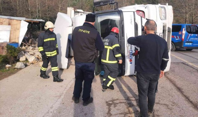 Kocaeli'de tır devrildi, sıkışan sürücüyü itfaiye ekipleri çıkardı