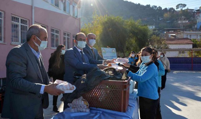 Koçarlı&#039;da öğrencilere 500 adet balık ekmek dağıtıldı