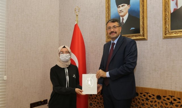 Kompozisyon yarışmasında dereceye giren öğrencileri ödüllendirdi