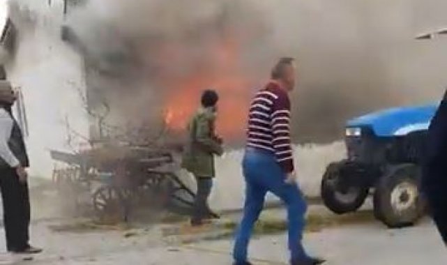 Komşularının yanan evini canları pahasına söndürmeye çalıştılar