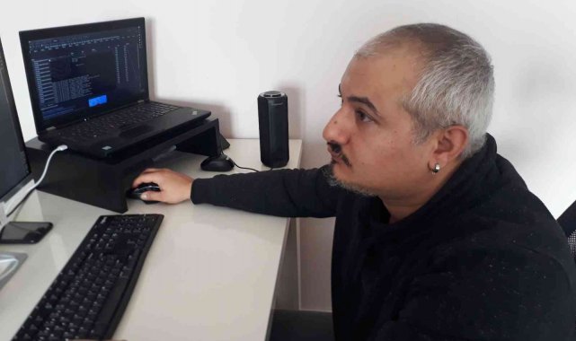 Komşunun kapısının önüne kimyasal ve çiğ yumurta attı