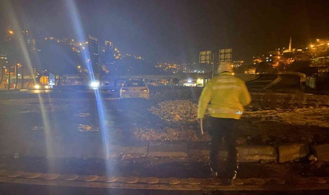 Kontolden çıkan otomobil orta refüje çıktı: 2 yaralı