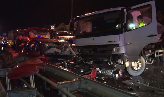 Kontroldan çıkan kamyon karşı şeride geçti: 1 ölü, 1'i ağır 4 yaralı