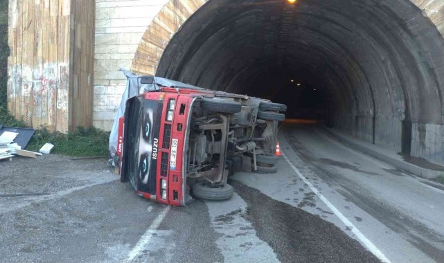 Kontrolden çıkan kamyon tünelde devrildi
