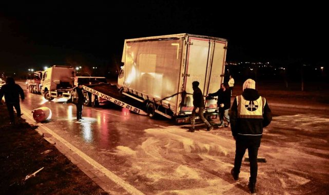 Kontrolden çıkan kamyonet devrildi, sürücü yaralandı