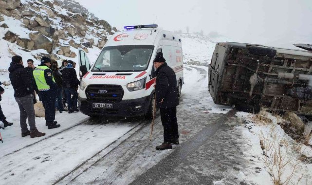 Kontrolden çıkan minibüs yan yattı: 2 yaralı