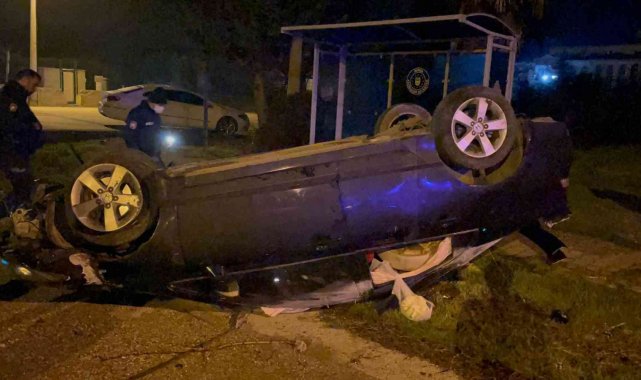 Kontrolden çıkan otomobil Adliye'nin önünde takla attı, sürücü olay yerinden kaçtı