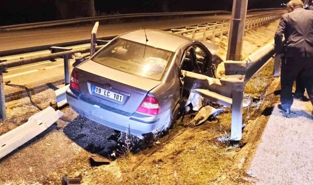 Kontrolden çıkan otomobil bariyerlere ok gibi saplandı: 1 yaralı