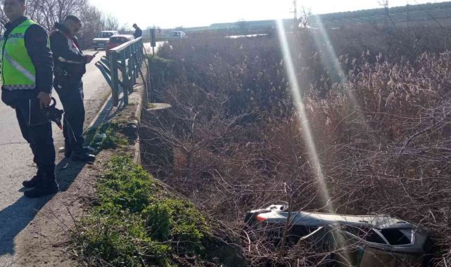 Kontrolden çıkan otomobil dere yatağına düştü: 3 yaralı