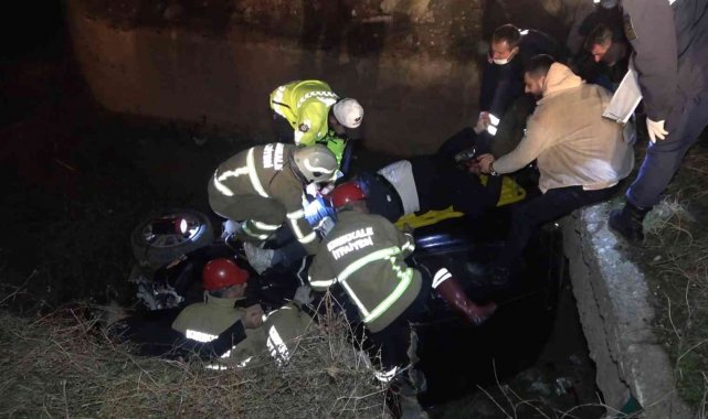 Kontrolden çıkan otomobil dereye uçtu: Otomobilde sıkışan yaralıyı kurtarmak için herkes seferber oldu