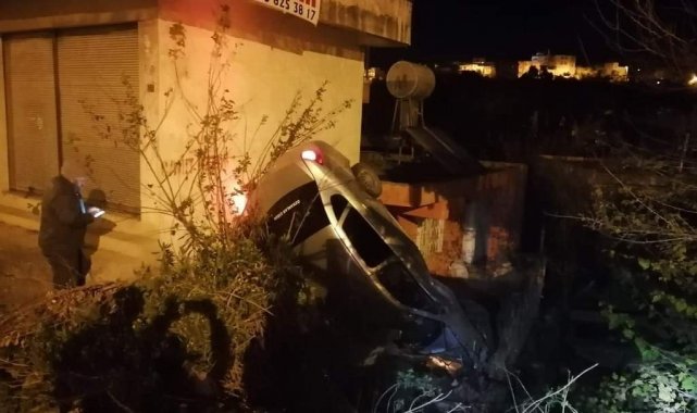 Kontrolden çıkan otomobil eve çarparak durabildi