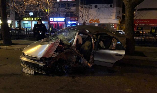 Kontrolden çıkan otomobil, kaldırımdaki ağaca çarptı: 5 yaralı