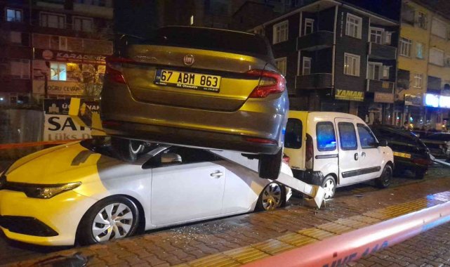 Kontrolden çıkan otomobil park halindeki araçların üzerine uçtu