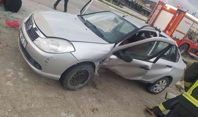 Kontrolden çıkan otomobil yan döndü: 1'i ağır 2 yaralı