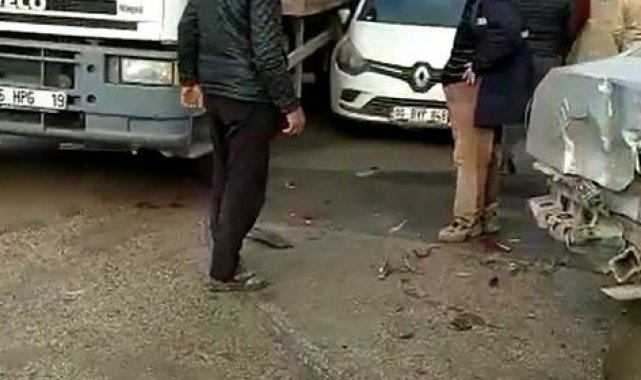 Kontrolden çıkan tır, iki aracı biçti