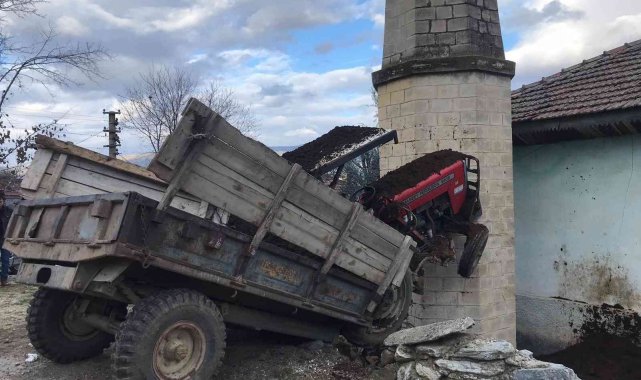 Kontrolden çıkan traktör cami minaresine çarparak durdu