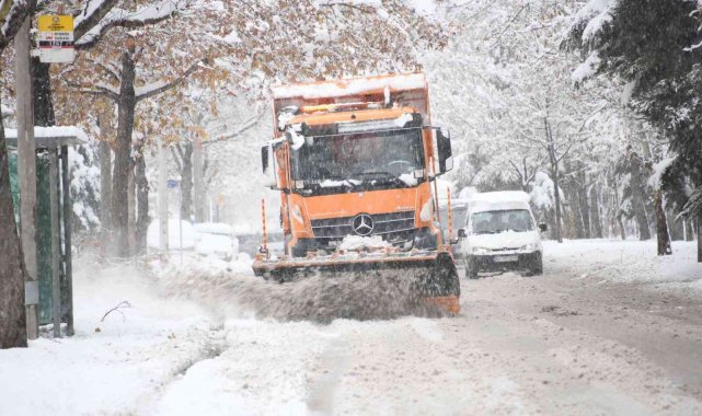 Konya Büyükşehir&#039;den 31 ilçede yoğun kar mesaisi