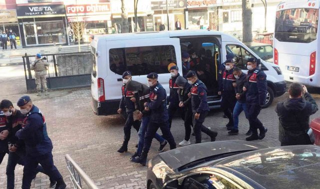 Konya merkezli nitelikli dolandırıcılık operasyonunda yakalanan şüpheliler adliyede