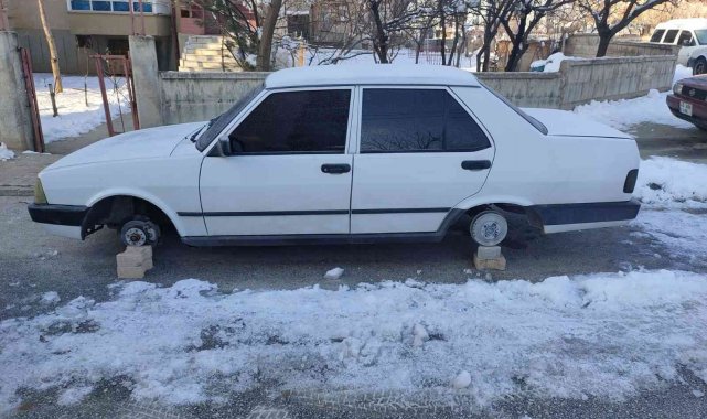 Konya&#039;da 3 günde 4 aracın lastiklerini çalan hırsızlar yakalandı