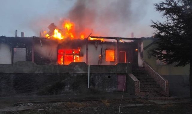 Konya'da alev alev yanan müstakil ev kullanılamaz hale geldi