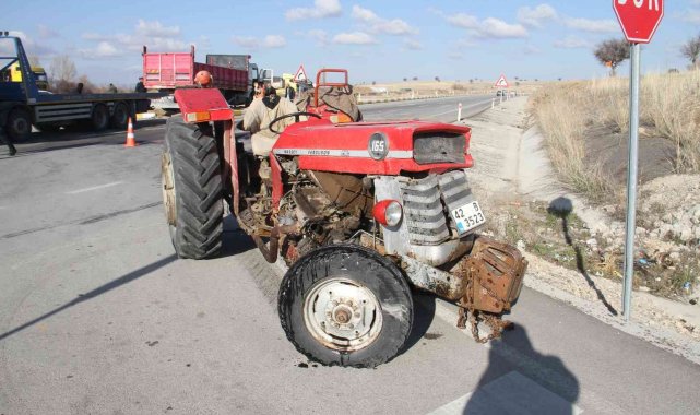 Konya'da kamyon traktörle çarpıştı: 2 yaralı
