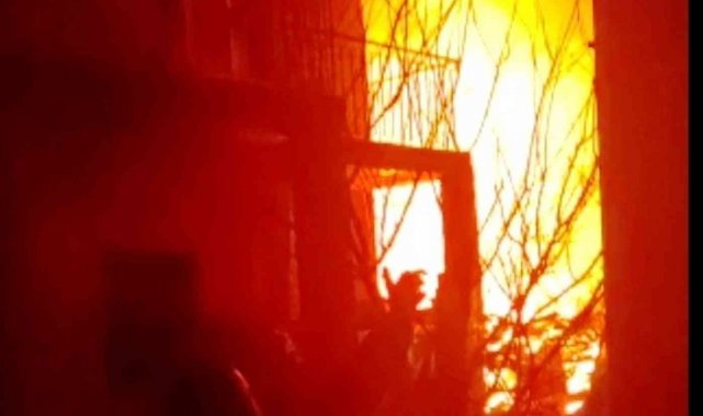 Konya'da tek katlı ev alev alev yandı