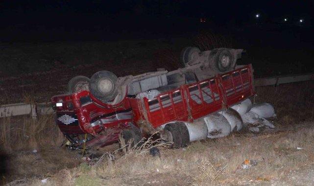 Konya'da tır ile kamyon çarpıştı, sürücü yaralandı