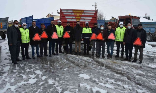 Konya&#039;da trafik ekipleri kazaları önlemek için araçlara reflektör dağıttı