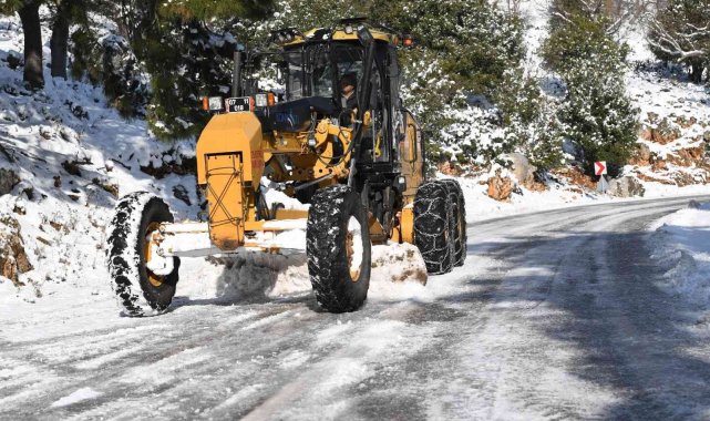 Konyaaltı Belediyesi ekipleri yağmur ve kara karşı teyakkuzda