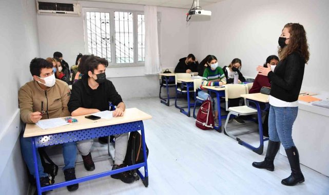 Konyaaltı'nda 300 öğrenciye eğitim desteği