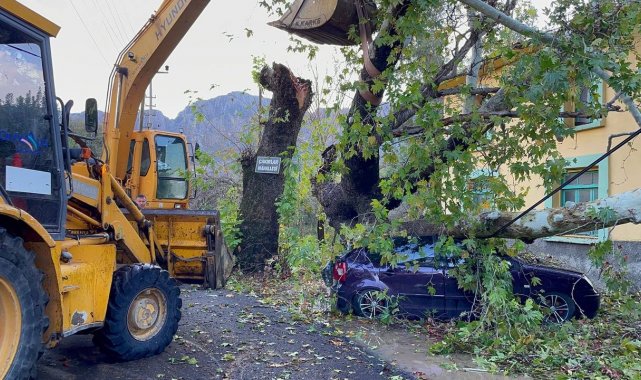 Konyaaltı'nda fırtınayla mücedele çalışması