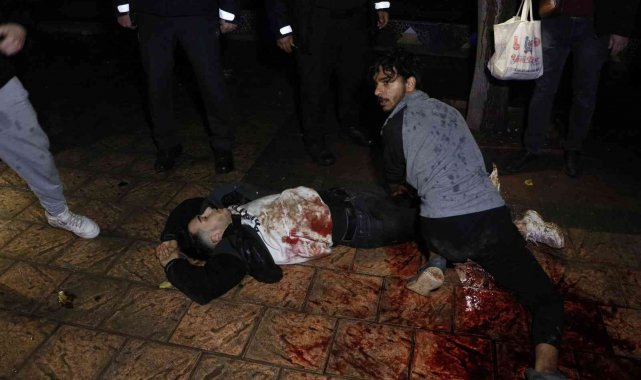 Köpek gezdiren kişi tarafından bıçaklanan genç ağır yaralandı