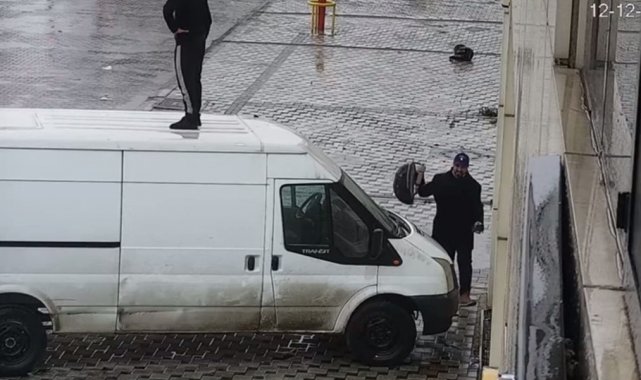 Köpeklerin saldırısından arabanın üstüne çıkarak kaçtı