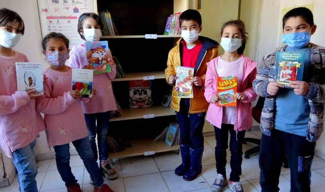 Köy okuluna bağışlanan kitaplar öğrencileri sevindirdi