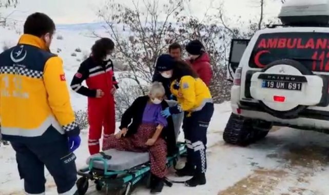 Köyde mahsur kalan hastaların imdadına paletli ambulansla yetiştiler