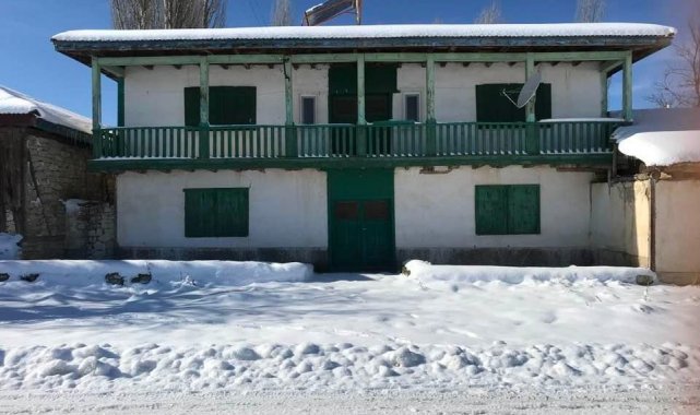 Köydeki 100 yıllık eski evler dimdik ayakta