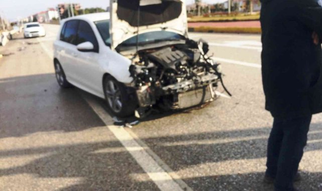 Koyuna çarpmamak için manevra yaptı demir bariyerlere çarptı