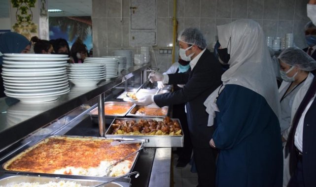 Kredi ve Yurtlar Kurumu Genel Müdür Yardımcısı Özdemir öğrencilere yemek dağıttı