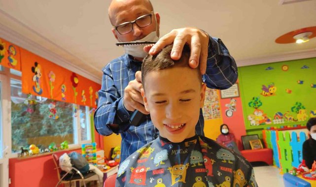 Kuaförü oyun parkına çevirdi, oyun oynarken çocukların saçlarını kesiyor