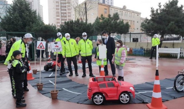 Küçük öğrenciler trafik polisi oldu