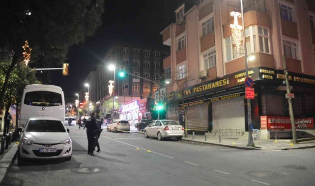 Küçükçekmece&#039;de iki grup arasındaki çatışmada silah sesleri cep telefonu kamerasında