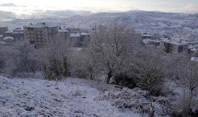 Kulp&#039;ta mevsimin ilk karı yağışıyla eğitime 1 gün ara verildi