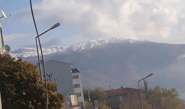 Kulp'un dağlarına mevsimin ilk karı yağdı