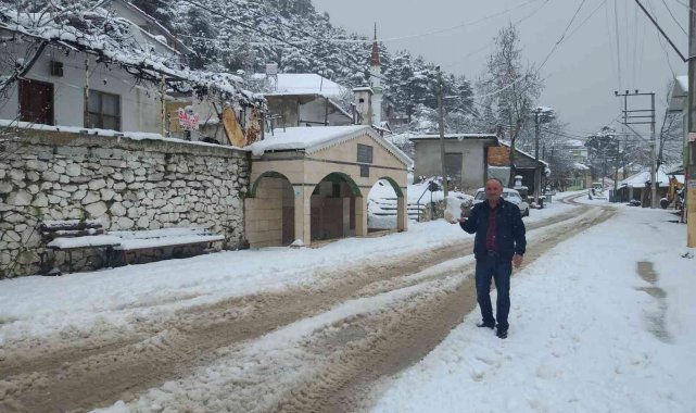 Kumluca yaylalarında kar sevinci