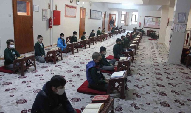 Kur&#039;an bülbüllerinden Kur&#039;an tilaveti