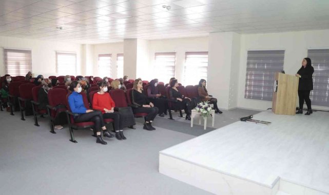 Kursiyerlere "Kadın hakları ve cinsiyet eşitliği" konulu konferans