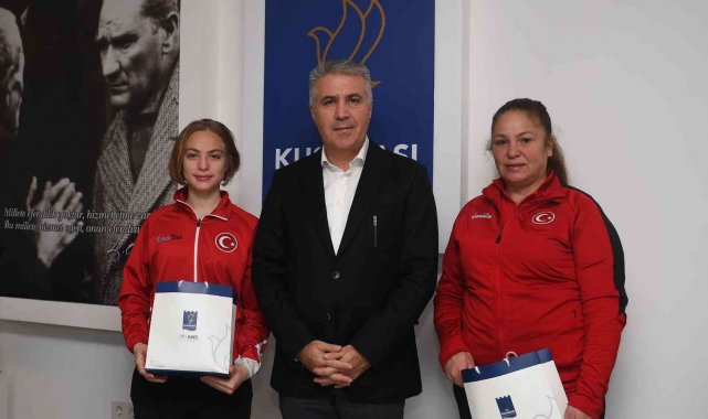 Kuşadalı milli karateci Akarkan, Başkan yardımcısı Turan ile bir araya geldi