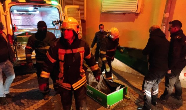 Kuşadası'nda ısınmak için sığındıkları evde ateş yakan 2 kişi yanarak hayatını kaybetti