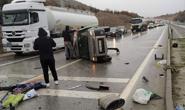 Kütahya'da hafif ticari araç ile tır çarpıştı: 3 yaralı