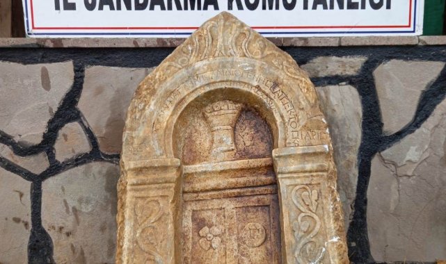 Kütahya'da Roma dönemine ait mezar steli ele geçirildi